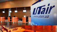 Логотип компании UTair в аэропорту. Архивное фото Логотип компании UTair в аэропорту. Архивное фото