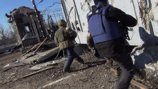 Журналисты RT прятались от мин в аэропорту Донецка. Съемка с места событий Журналисты RT прятались от мин в аэропорту Донецка. Съемка с места событий