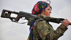Женщина из курдского отряда YPJ в тренировочном лагере недалеко от сирийско-турецкой границы. Архивное фото Женщина из курдского отряда YPJ в тренировочном лагере недалеко от сирийско-турецкой границы. Архивное фото