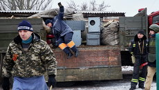 Сотрудники МЧС ДНР разворачивают мобильный пункт помощи населению в Углегорске Сотрудники МЧС ДНР разворачивают мобильный пункт помощи населению в Углегорске