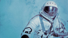 Летчик-космонавт СССР Алексей Леонов в открытом космосе Летчик-космонавт СССР Алексей Леонов в открытом космосе