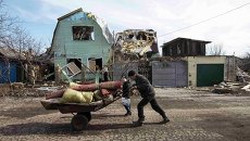 Местный житель возле разрушенного дома в Дебальцево Местный житель возле разрушенного дома в Дебальцево