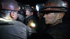 Шахтеры поднимаются на поверхность после смены на шахте имени С.П. Ткачука в городе Харцызске Шахтеры поднимаются на поверхность после смены на шахте имени С.П. Ткачука в городе Харцызске
