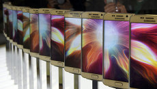 Смартфон Galaxy S6 на презентации Samsung в Барселоне Смартфон Galaxy S6 на презентации Samsung в Барселоне