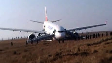 Аэробус выкатился за пределы полосы при посадке в Катманду. Кадры с места ЧП Аэробус выкатился за пределы полосы при посадке в Катманду. Кадры с места ЧП