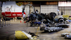 Обломки самолета Boeing 777 в ангаре на авиабазе Gilze-Rijen, Нидерланды. Архивное фото Обломки самолета Boeing 777 в ангаре на авиабазе Gilze-Rijen, Нидерланды. Архивное фото