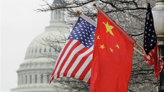 Флаги США и Китая на фоне здания Конгресса США в Вашингтоне. Архивное фото Флаги США и Китая на фоне здания Конгресса США в Вашингтоне. Архивное фото