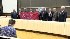 Ветераны вручили космонавтам знамя Победы, которое развернут на МКС 9 мая Ветераны вручили космонавтам знамя Победы, которое развернут на МКС 9 мая