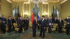 Си Цзиньпин и Владимир Путин пожали друг другу руки на встрече в Кремле Си Цзиньпин и Владимир Путин пожали друг другу руки на встрече в Кремле