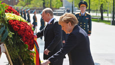 Президент Российской Федерации Владимир Путин и канцлер Федеративной Республики Германия Ангела Меркель на церемонии совместного возложения цветов к Могиле Неизвестного Солдата в Александровском саду Президент Российской Федерации Владимир Путин и канцлер Федеративной Республики Германия Ангела Меркель на церемонии совместного возложения цветов к Могиле Неизвестного Солдата в Александровском саду