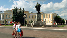 Памятник Ленину перед зданием администрации города Твери. Архивное фото Памятник Ленину перед зданием администрации города Твери. Архивное фото