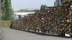 Мост Искусств в Париже начали очищать от сотен тысяч замков любви Мост Искусств в Париже начали очищать от сотен тысяч замков любви