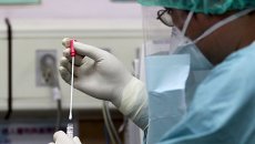 Медицинский работник во время подготовки к возможной вспышке вируса MERS в Тайбэе, Тайвань Медицинский работник во время подготовки к возможной вспышке вируса MERS в Тайбэе, Тайвань