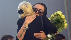 Экс-солистка группы Блестящие, сестра Жанны Фриске Наталья на церемонии прощания с певицей Жанной Фриске Экс-солистка группы Блестящие, сестра Жанны Фриске Наталья на церемонии прощания с певицей Жанной Фриске