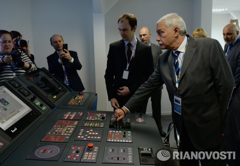Губернатор Санкт-Петербурга Георгий Полтавченко осматривает стенды с инвестиционными проектами на Петербургском международном экономическом форуме 2015 Губернатор Санкт-Петербурга Георгий Полтавченко осматривает стенды с инвестиционными проектами на Петербургском международном экономическом форуме 2015
