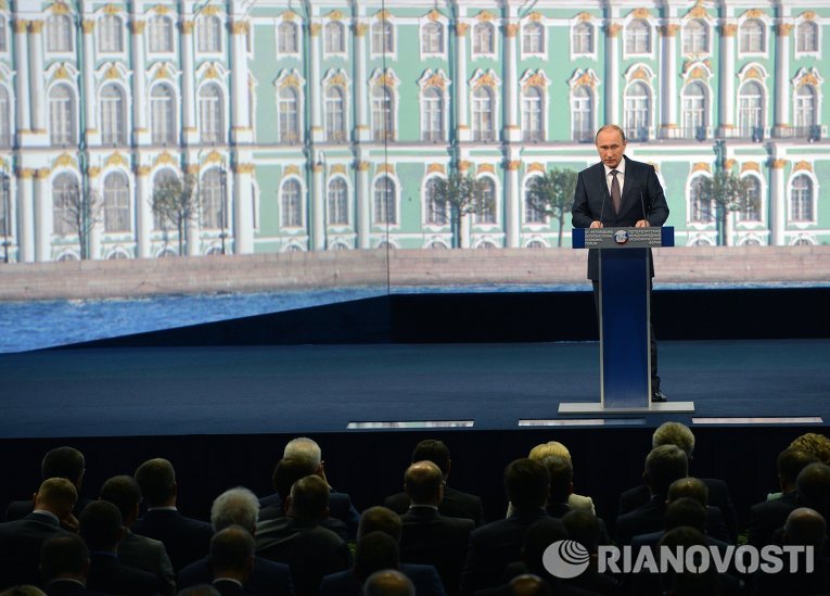 Президент России Владимир Путин на панельной дискуссии в ходе пленарного заседания XIX Петербургского экономического форума Президент России Владимир Путин на панельной дискуссии в ходе пленарного заседания XIX Петербургского экономического форума
