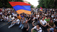 Протестующие в столице Армении против подорожания электроэнергии. Ереван, 22 июня 2015 Протестующие в столице Армении против подорожания электроэнергии. Ереван, 22 июня 2015