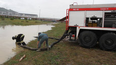 Спасатели пожарными насосами откачивали воду с затопленных улиц Сочи Спасатели пожарными насосами откачивали воду с затопленных улиц Сочи