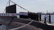 Экипаж подводной лодки Старый Оскол во время торжественной церемонии поднятия Андреевского флага. Архивное фото Экипаж подводной лодки Старый Оскол во время торжественной церемонии поднятия Андреевского флага. Архивное фото