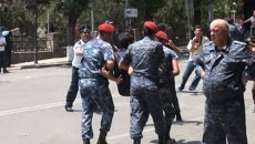 Полицейские на руках уносили задержанных участников протеста в Ереване Полицейские на руках уносили задержанных участников протеста в Ереване
