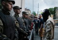 Полицейские и активисты Правого сектора возле здания администрации президента в Киеве, Украина Полицейские и активисты Правого сектора возле здания администрации президента в Киеве, Украина