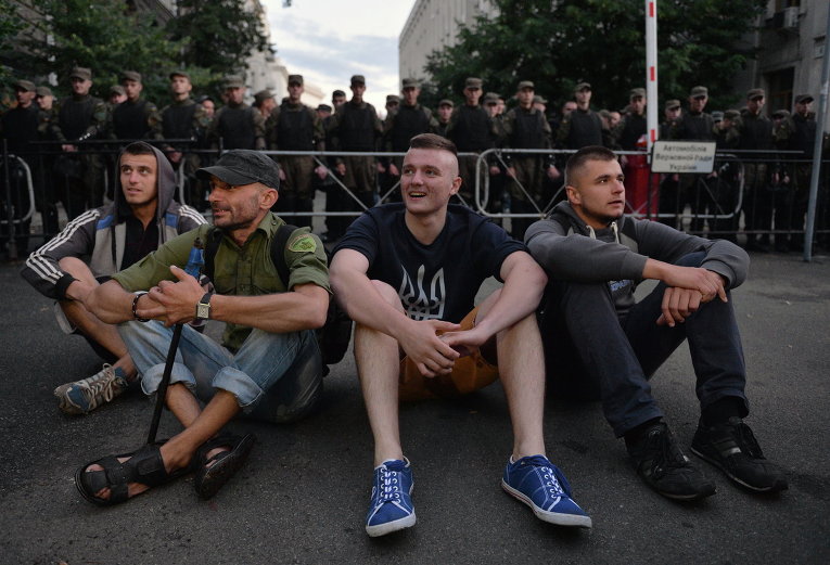 Активисты Правого сектора возле здания администрации президента в Киеве, Украина Активисты Правого сектора возле здания администрации президента в Киеве, Украина