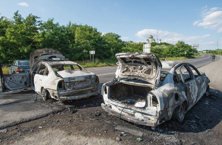 Сожженные полицейские машины в Мукачево, Украина. 11 июля 2015 Сожженные полицейские машины в Мукачево, Украина. 11 июля 2015