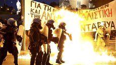 Беспорядки перед зданием парламента в Афинах, Греция Беспорядки перед зданием парламента в Афинах, Греция