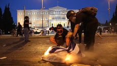 Протестующие забросали полицию коктейлями Молотова на митинге в Афинах Протестующие забросали полицию коктейлями Молотова на митинге в Афинах