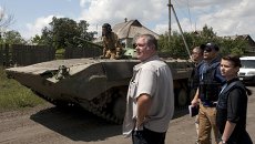 Представители ОБСЕ наблюдают за выводом военной техники ДНР на окраине Дебальцево Представители ОБСЕ наблюдают за выводом военной техники ДНР на окраине Дебальцево