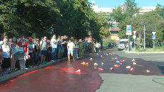 Протестующие разлили кровь перед отелем с наблюдателями ОБСЕ в Донецке Протестующие разлили кровь перед отелем с наблюдателями ОБСЕ в Донецке