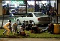 Люди укрываются от стрельбы во время протестов в Фергюсоне Люди укрываются от стрельбы во время протестов в Фергюсоне