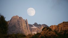 Восход полной луны. Северные склоны горного массива Чадым Восход полной луны. Северные склоны горного массива Чадым