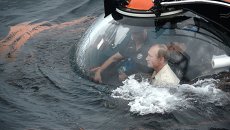 Президент России Владимир Путин совершает погружение на батискафе к затонувшему древнему судну Президент России Владимир Путин совершает погружение на батискафе к затонувшему древнему судну