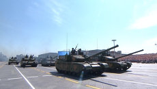 Военный парад в Пекине: торжественный марш, бронетехника и эскадрилья самолетов Военный парад в Пекине: торжественный марш, бронетехника и эскадрилья самолетов