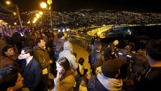 Люди смотрят на океан после массовой эвакуации в Чили в связи с мощным землетрясением и предупреждением о цунами Люди смотрят на океан после массовой эвакуации в Чили в связи с мощным землетрясением и предупреждением о цунами
