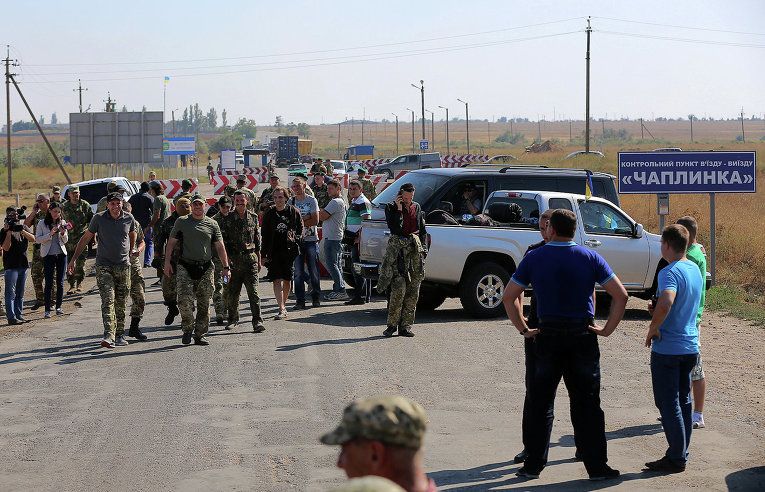Активисты заблокировали автодорогу на границе Украины и Крыма. 20 сентября 2015 Активисты заблокировали автодорогу на границе Украины и Крыма. 20 сентября 2015