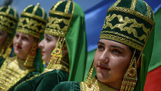Участницы фестиваля национальных культур и подворий народов Дагестана на площади Свободы в рамках празднования 2000-летия Дербента Участницы фестиваля национальных культур и подворий народов Дагестана на площади Свободы в рамках празднования 2000-летия Дербента