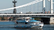 Прогулочный теплоход на Москве-реке. Архивное фото Прогулочный теплоход на Москве-реке. Архивное фото
