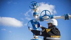 Сотрудник ООО РН-Пурнефтегаз, дочернего предприятия ОАО НК Роснефть. Архивное фото Сотрудник ООО РН-Пурнефтегаз, дочернего предприятия ОАО НК Роснефть. Архивное фото