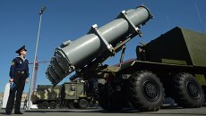 Посетитель у самоходной пусковой установки ЗК-60 Бал на выставке вооружений и спецоборудования в рамках Дня инноваций Восточного военного округа во Владивостоке Посетитель у самоходной пусковой установки ЗК-60 Бал на выставке вооружений и спецоборудования в рамках Дня инноваций Восточного военного округа во Владивостоке