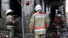 Сотрудники пожарной охраны МЧС России на месте пожара в частном доме. Архивное фото Сотрудники пожарной охраны МЧС России на месте пожара в частном доме. Архивное фото