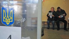 Местные жители на избирательном участке во время выборов в органы местного самоуправления во Львовской области Местные жители на избирательном участке во время выборов в органы местного самоуправления во Львовской области