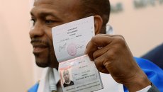 Боксер Рой Джонс получил российский паспорт Боксер Рой Джонс получил российский паспорт