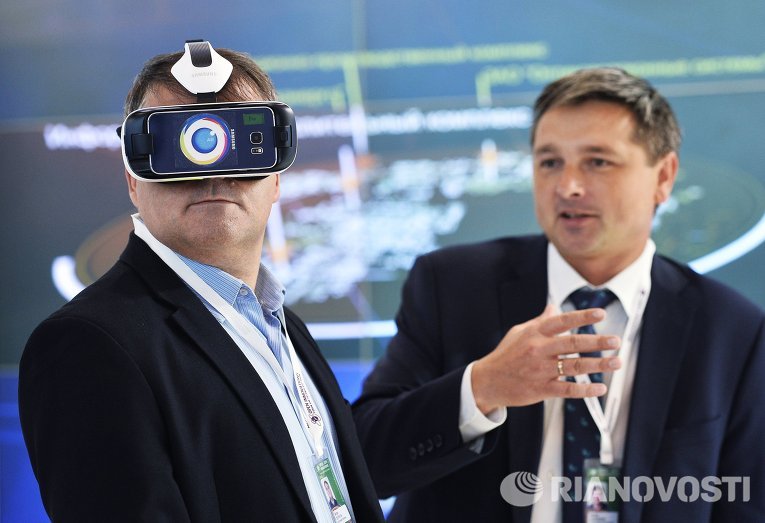 Демонстрация шлема виртуальной реальности Samsung на шоу технологий Открытые инновации в 75-м павильоне ВДНХ Демонстрация шлема виртуальной реальности Samsung на шоу технологий Открытые инновации в 75-м павильоне ВДНХ