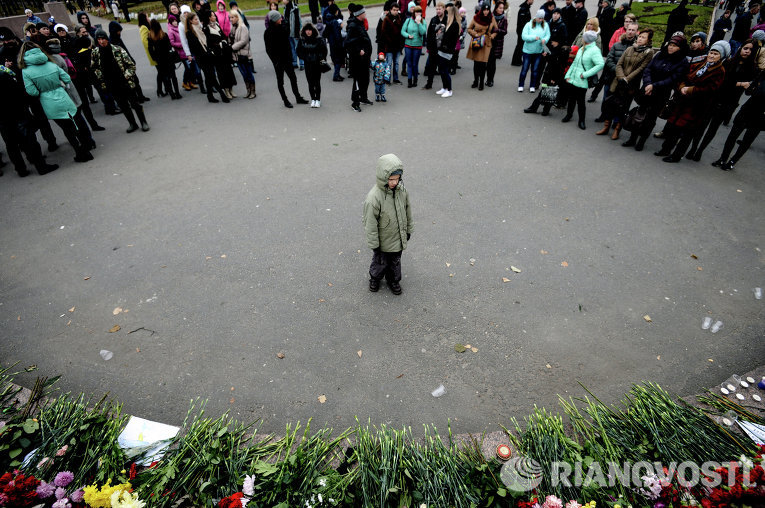 Жители Великого Новгорода возлагают цветы в память о жертвах авиакатастрофы российского авиалайнера в Египте Жители Великого Новгорода возлагают цветы в память о жертвах авиакатастрофы российского авиалайнера в Египте
