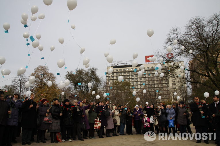 Участники митинга-реквиема в Донецке по жертвам авиакатастрофы лайнера Airbus-321 авиакомпании Когалымавиа, который выполнял рейс 9268 Шарм эш-Шейх - Санкт-Петербург, отпускают шары с именами погибших Участники митинга-реквиема в Донецке по жертвам авиакатастрофы лайнера Airbus-321 авиакомпании Когалымавиа, который выполнял рейс 9268 Шарм эш-Шейх - Санкт-Петербург, отпускают шары с именами погибших