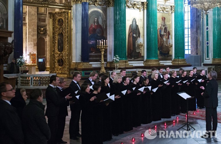 Хор Смольного собора во время поминальной службы по жертвам авиакатастрофы А321 в Исаакиевском соборе Санкт-Петербурга Хор Смольного собора во время поминальной службы по жертвам авиакатастрофы А321 в Исаакиевском соборе Санкт-Петербурга