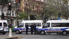 Полицейские около театра Батаклан в Париже, где произошел один из серии терактов Полицейские около театра Батаклан в Париже, где произошел один из серии терактов