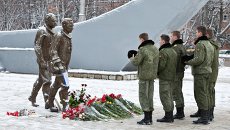 Жители несут цветы к памятнику авиаторам в центре Липецка в память о подполковнике липецкого авиацентра ВВС России Олеге Пешкове Жители несут цветы к памятнику авиаторам в центре Липецка в память о подполковнике липецкого авиацентра ВВС России Олеге Пешкове